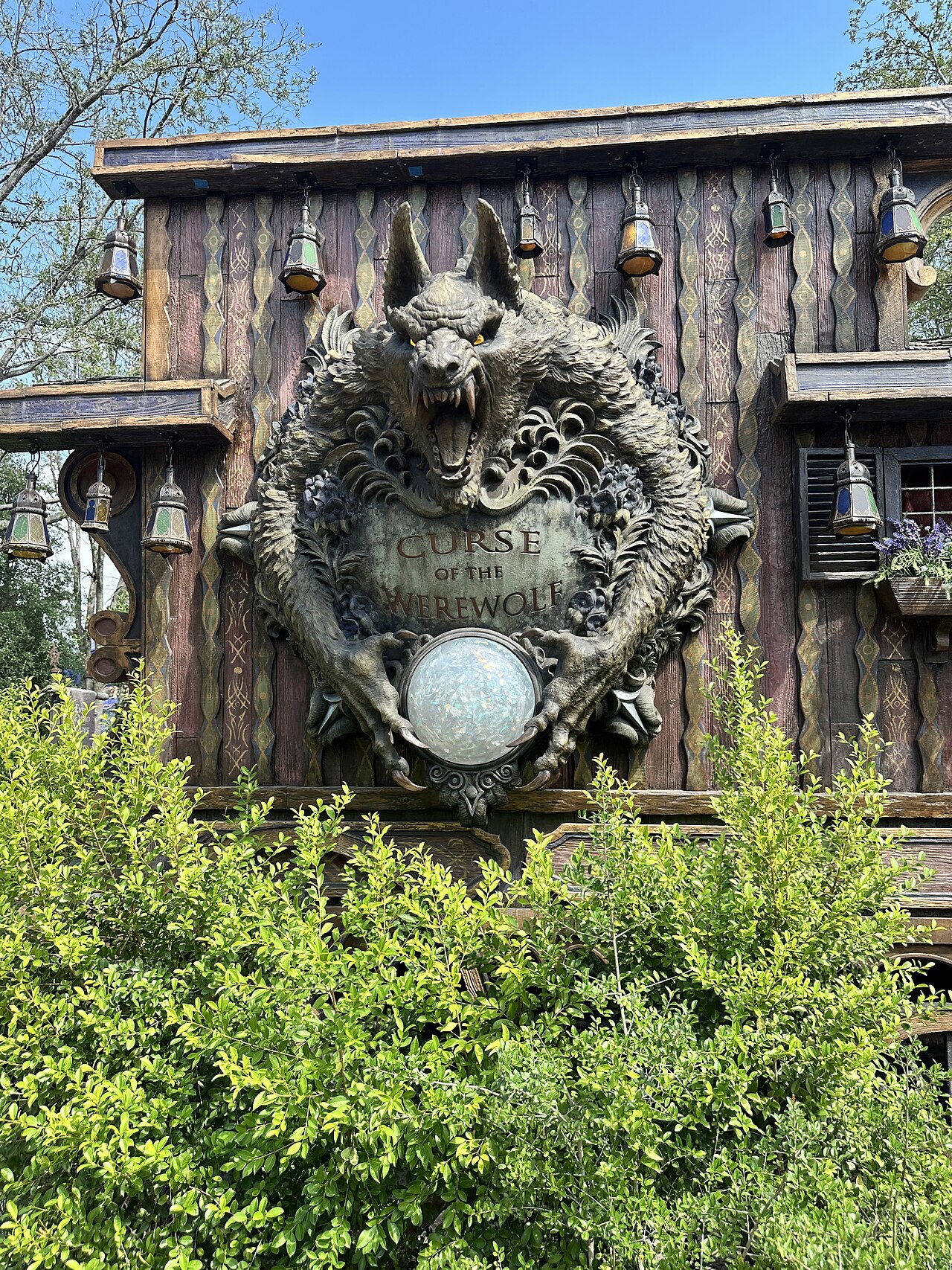 Curse of the Werewolf, the spinning family coaster in Dark Universe.